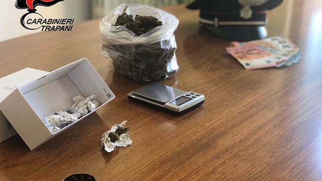 Custonaci, due minori sorpresi con la droga dai Carabinieri. Una denuncia e un arresto