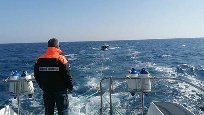 Mazara, la Guardia Costiera soccorre tre diportisti rimasti alla deriva