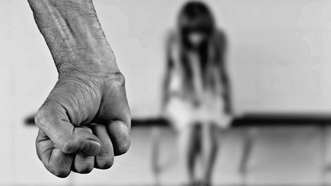 Trapani: la Polizia sottopone a divieto di avvicinamento 19enne che maltratta l’ex fidanzata