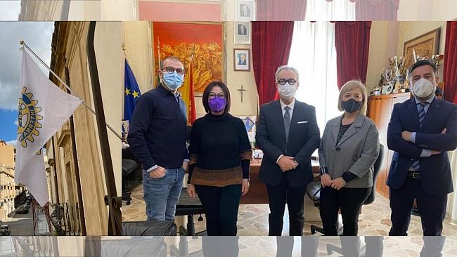 Partanna, esposta la bandiera del Rotary dal palazzo municipale