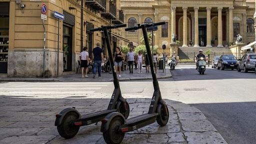 monopattini-elettrici-scatta-lobbligo-di-targa-e-assicurazione-dal-16-maggio-2026