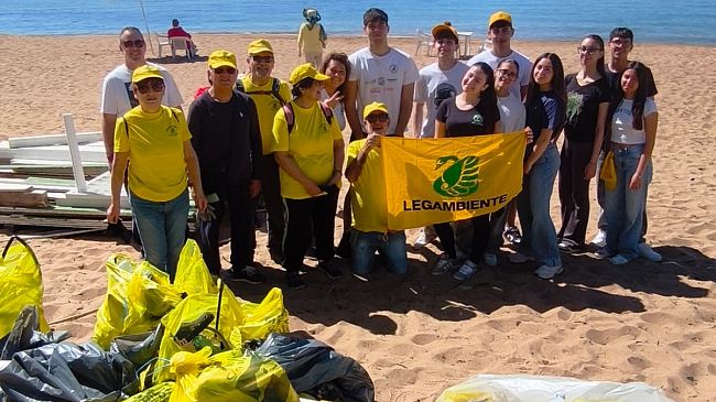 una-giornata-di-pulizia-per-le-spiagge-di-marinella-con-legambiente