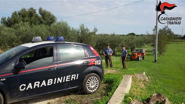 Castellammare, raccoglieva olive in un terreno non di sua proprietà con 6 operai in nero