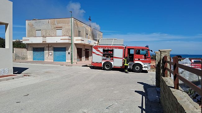 Triscina, fiamme all'interno dell'appartamento sopra la chiesa