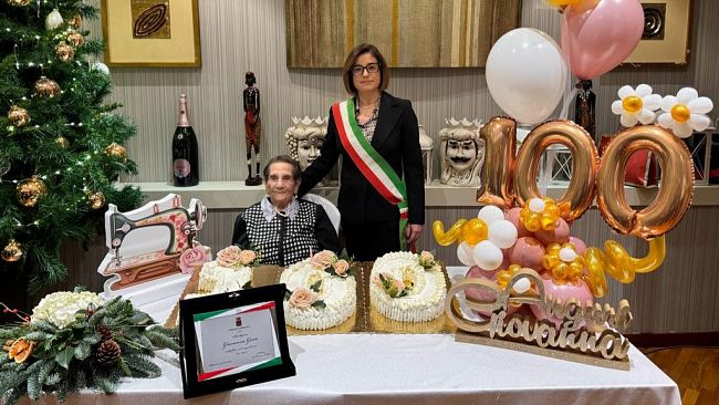 Festeggiata nonna Giovanna Gioia