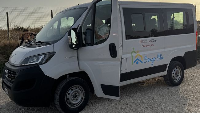 Mazara. La Fondazione Myra consegna pulmino per i ragazzi di Borgo Blu