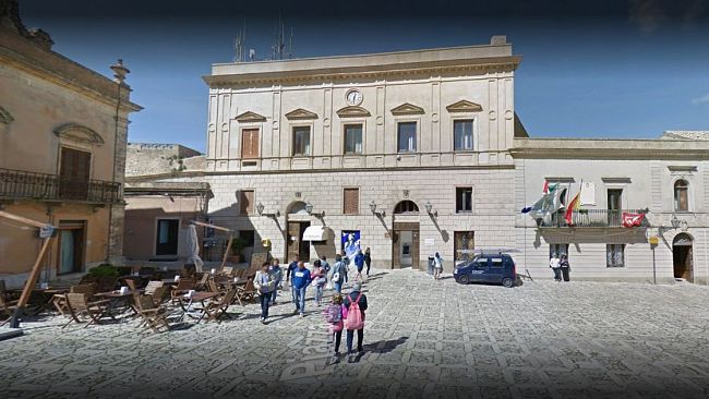 Erice, mozione di cinque consiglieri per togliere l'albero dalla Piazza
