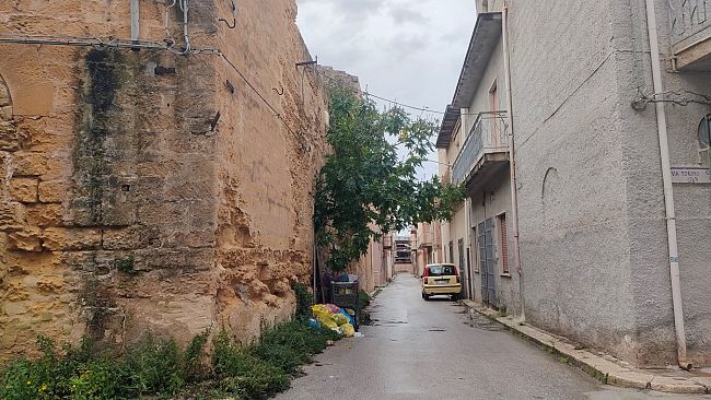 mazara-tra-via-giuseppe-napoli-e-via-torino-linstallazione-architettura-del-degrado