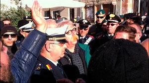 Migliaia di cittadini al corteo contro il carovita. Contestato il sindaco Cristaldi