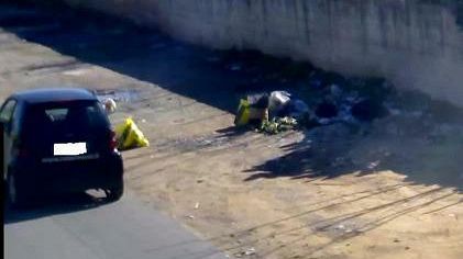 MARSALA – Per 7 giorni ha abbandonato rifiuti per strada. Ora l’incivile comportamento di quel cittadino è stato registrato, fotografato e multato