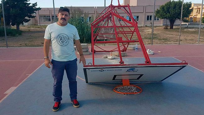 VIDEO –  Troppa “euforia” ed il canestro va giù. Sfiorato incidente nel campo di basket di via Impastato