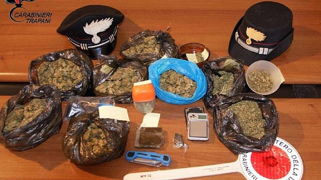 Sorpreso in casa con hashish e marijuana, ventenne arrestato dai Carabinieri