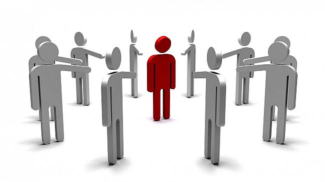 “io non ho prezzo” – “devi mangiare m…a. oramai sei nel libro nero”. Elena Manzini ci racconta la storia di Enza La Mattina