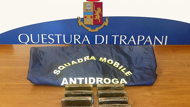 Trapani, arrestato venditore ambulante con un kilo di hashish