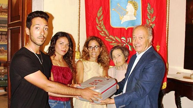 Defibrillatore in spiaggia a San Teodoro, è dono della famiglia Lipari-Sala in memoria del loro congiunto Roberto