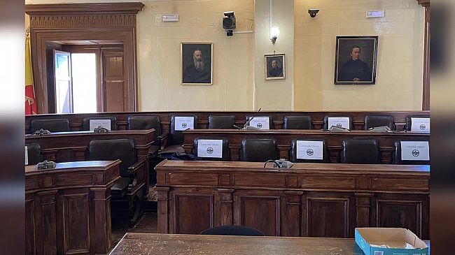 La maggioranza abbandona l'aula e l'opposizione chiede le dimissioni del sindaco