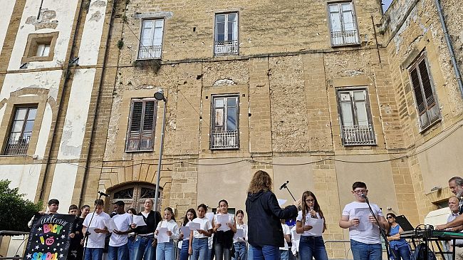 Alunni  in piazza, un nuovo anno scolastico all'insegna dell'amicizia e dei sorrisi 