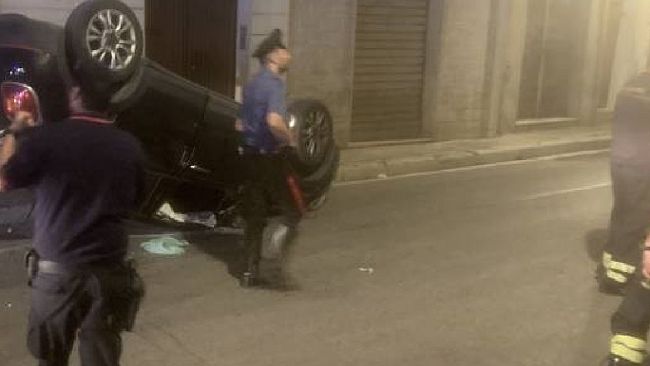 Auto si ribalta in via Mannone, paura per un uomo 