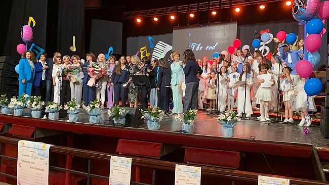 ​“Armonie di fine anno”: il coro DoReMi incanta il Teatro Selinus