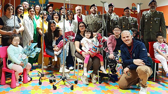 I Bersaglieri portano sorrisi ai bambini in corsia all’ospedale di Marsala