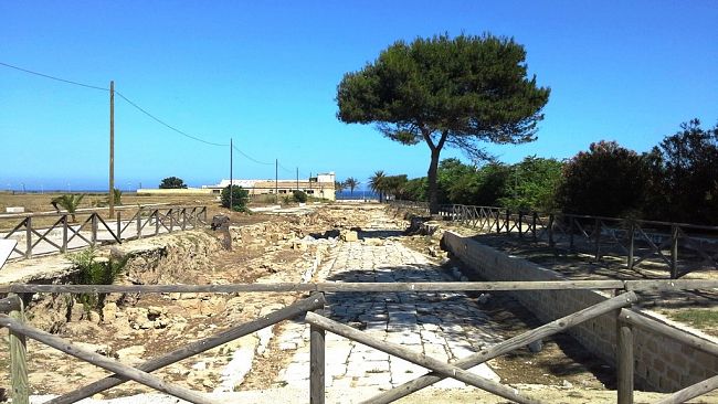 Marsala, ripristinata l'illuminazione dell'antico viale nel Parco archeologico Lilibeo