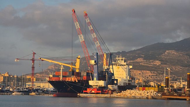 trapani-operazioni-simultanee-su-due-banchine-confermano-efficienza-del-porto