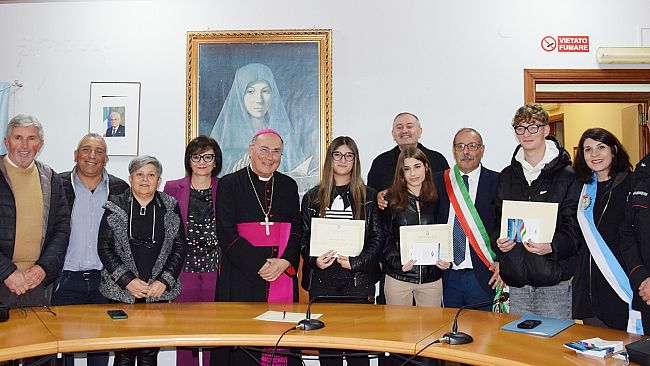 Salaparuta, consegnata la copia della Costituzione a 13 neo diciottenni