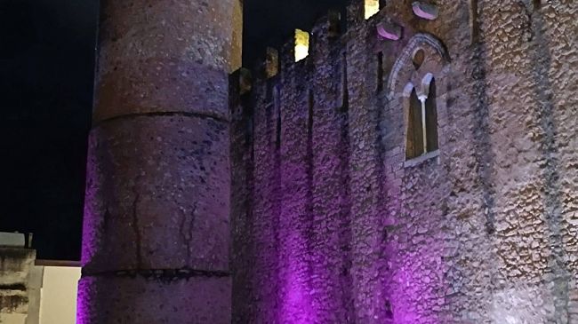 Alcamo, il Castello dei Conti di Modica s'illumina di viola per la Giornata mondiale della fibromialgia 