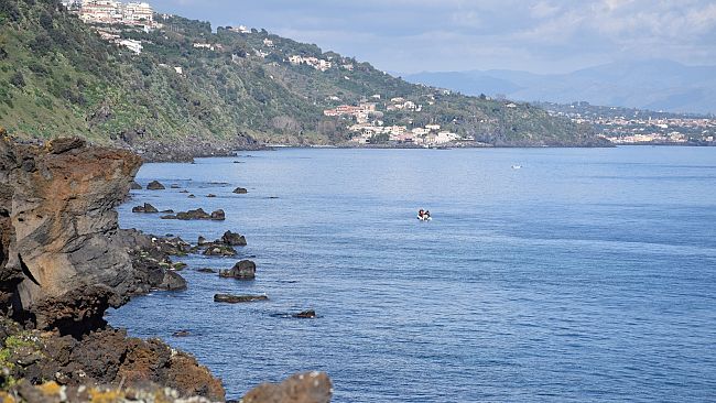 ​Alla deriva per 3 ore su un materassino, salvata turista 60enne nel Catanese