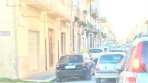 Mazara, mezzora di attesa davanti ai passaggi ai livelli: traffico in tilt 