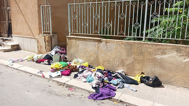Mazara, ancora vestiti vecchi e rifiuti di ogni genere abbandonati davanti la Chiesa del Miracolo  
