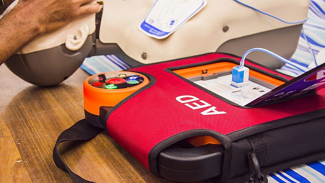 Trapani, il Gruppo Sacro dell'Addolorata dona un defibrillatore alla città