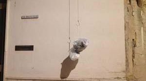 Sacchetti penzolanti, adesso il Comune interviene: nuova regolamentazione del servizio rifiuti