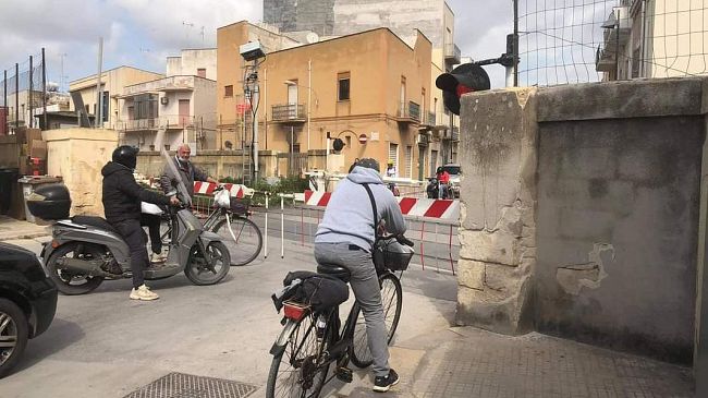Mazara, cresce la durata di attesa davanti ai passaggi a livello. Grande disagio e rabbia dei cittadini