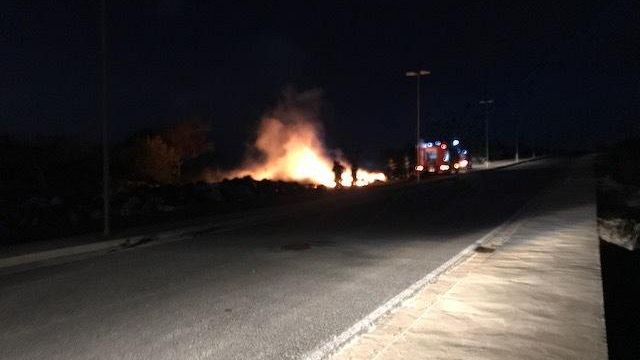 Rifiuti in fiamme nella via Manganelli a Castelvetrano