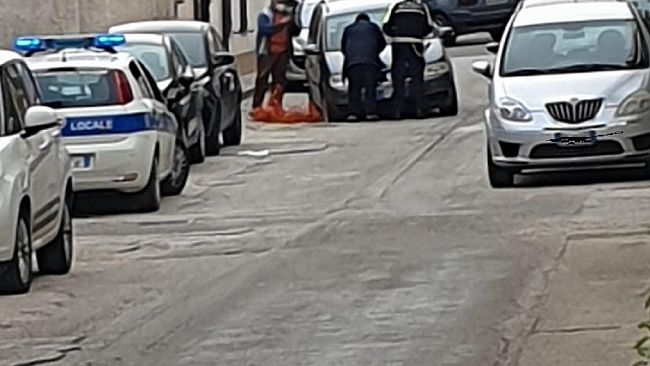 Si apre una buca sulla via Berchet, auto vi finisce dentro con la ruota anteriore