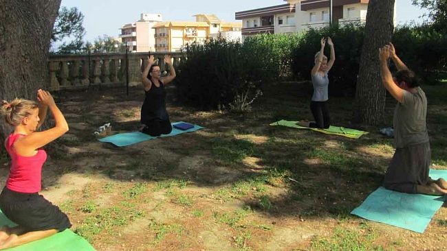 Yoga a Villa Cavallotti: ecco come l’Associazione Corpo e Psyche contribuisce a ravvivare la villa comunale di Marsala