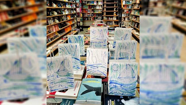 Sacchetti decorati con pagine di libri e giornali, bella iniziativa tutta trapanese