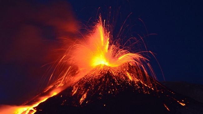 Eruzione dell'Etna: intensa attività vulcanica per la prima volta dal 2021, voli e turismo ancora in sicurezza