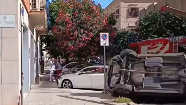 Trapani: auto si ribalta in via Matera