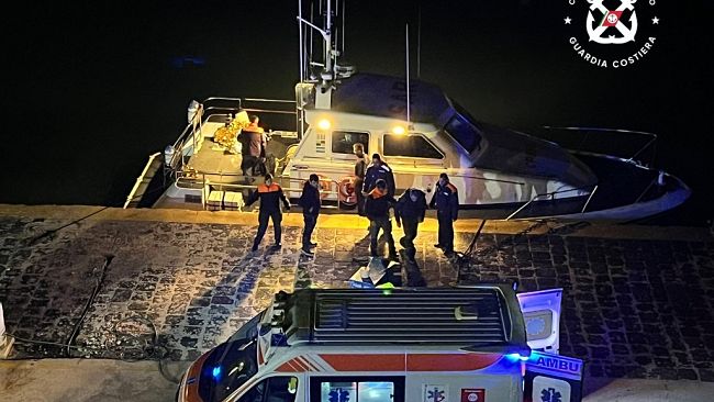 Peschereccio sperona un barchino all’ingresso del porto di Mazara, 2 uomini portati in salvo 