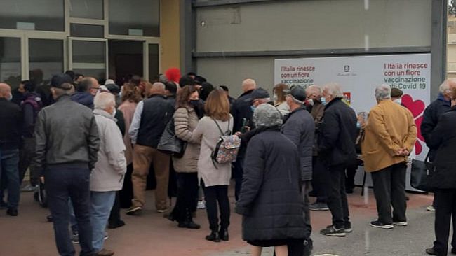 Pericolose file nell’hub vaccinale di via Livorno. Grossi disagi per gli utenti 