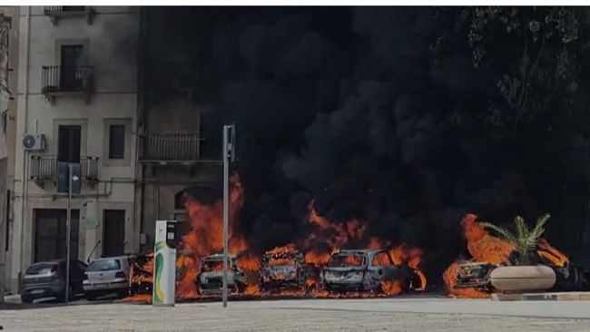 Salemi, paura in Piazza Libertà: vasto incendio coinvolge diverse auto