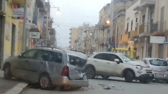 ​Rocambolesco incidente in via Roma, auto finisce contro altre parcheggiate
