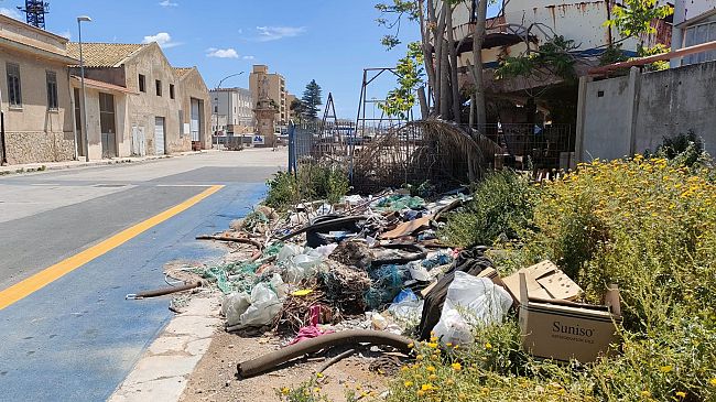 “Comu finì”? Continua la pratica incivile dell’abbandono di reti da pesca e non solo…