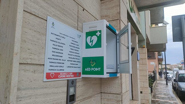 Mazara, rubato (in pieno giorno) il defibrillatore collocato accanto alla Farmacia Grimaudo in via Salemi 