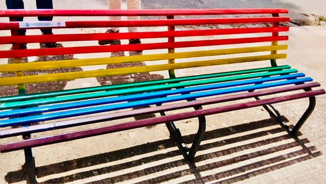 Scomparsa la panchina arcobaleno, l'interrogazione della Trinceri