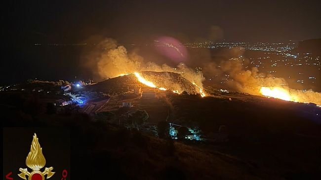 ​Notte di fuoco a Scopello: case evacuate per precauzione
