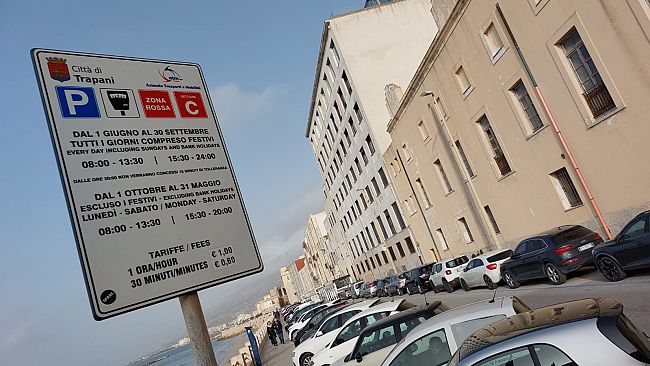 Trapani, caos parcheggi e movida in centro