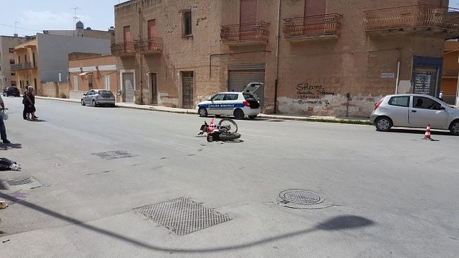 Incidente a Mazara all’incrocio con la via Toscanini. Ferito giovane motociclista